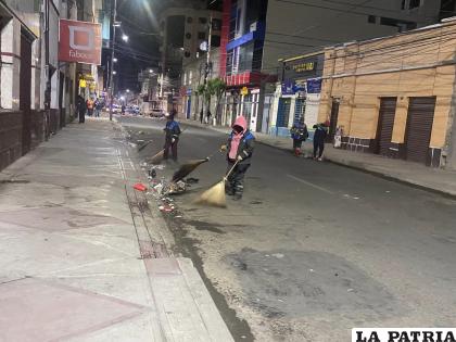 Trabajadores de EMAO limpiaron la ruta del Primer Convite por varias horas /LA PATRIA