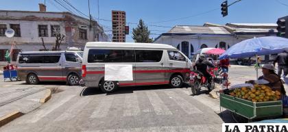 Minibuses rojos obstruyen rutas aledañas a Tráfico y Vialidad 
/LA PATRIA