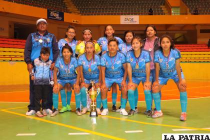 El equipo de Futuro Gool campeón del futsal femenino en Oruro /Kevin Bellot