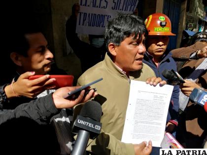Los diputados del ala de Evo Morales mostraron ayer la denuncia penal /APG