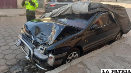 El coche estacionado registró daños materiales /LA PATRIA