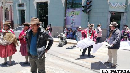 Las cuatro esquinas de la plaza principal fueron bloqueadas desde el mediodía de ayer /LA PATRIA