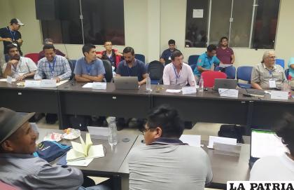 La mesa técnica siguió trabajando tras el abandono de algunos representantes de Santa Cruz, Tarija, Beni y La Paz /APG