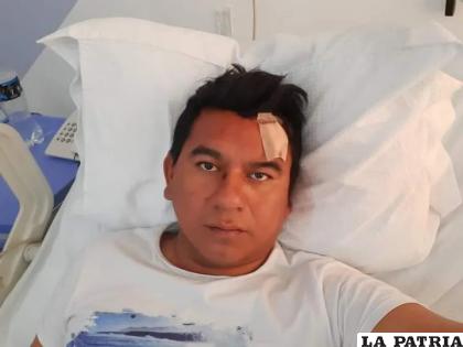 El periodista Mario Alberto Rocabado aparece en un hospital recuperándose de múltiples heridas /AsuntosCentrales.com