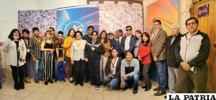 Representantes de los programas de Coral junto con los propietarios /LA PATRIA 
