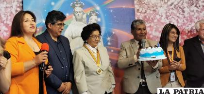 Momento del soplo de velitas / LA PATRIA 