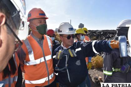 El ministro Villavicencio junto a representantes de la Agencia de Cooperación de China /MINERÍA