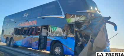 El ómnibus registró daños materiales en su estructura /Tránsito