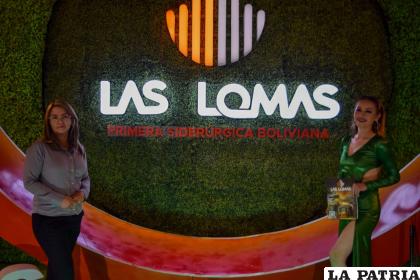 Ingrid Robles junto a la azafata del stand de Las Lomas, Andrea Vargas /LA PATRIA  