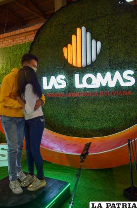 Visitantes usando la cámara 360 del stand de Las Lomas /LA PATRIA