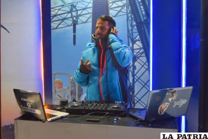 El DJ contratado por ENDE para amenizar el stand /LA PATRIA