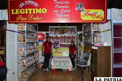 Mauricio Fernández mostrando los productos del stand de Fre Ed /LA PATRIA