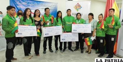 Algunos de los deportistas que estuvieron presentes en el acto de reconocimiento en Sucre 
/Viceministerio de Deportes