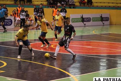 Yulián Díaz jugador de Fantasmas Morales Moralitos con el balón /José Quintanilla
