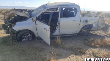 El coche a un lado de la ruta tras el vuelco de tonel /LA PATRIA
