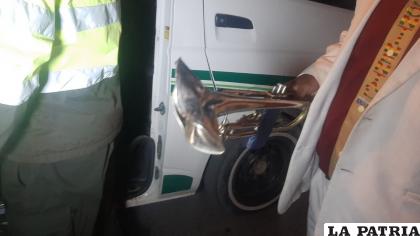 Imagen de la trompeta aplastada por el motorizado, mientras personal de Tránsito realiza la inspección / LA PATRIA