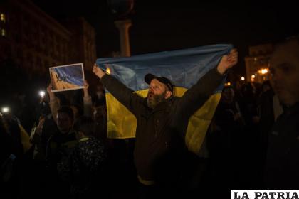 Ucranianos se reúnen en el centro de Kiev para celebrar la toma de la ciudad de Jersón /AP Foto /Bernat Armangue