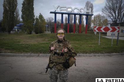 Una soldado ucraniana en Jersón, Ucrania /AP Foto /Dagaz