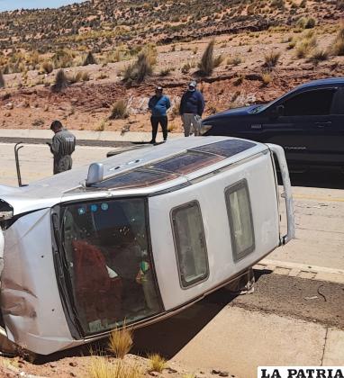  Un minibús terminó volcado tras ser colisionado por alcance /Policía
