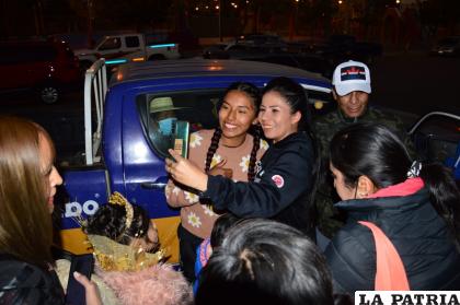La ??tiktoker? Albertina Sacaca causó sensación al llegar sorpresivamente a las inmediaciones del Campo Ferial 3 de Julio /LA PATRIA