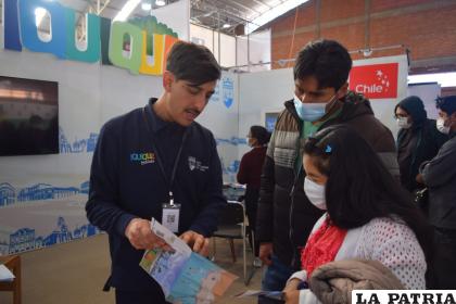 Visitantes del stand de la Municipalidad de Iquique consultando el mapa de la ciudad /LA PATRIA