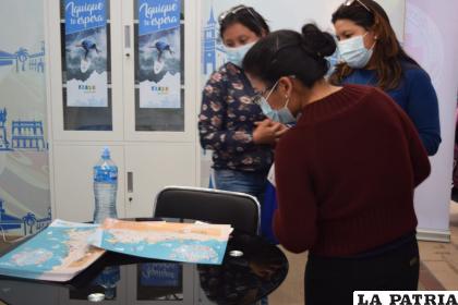 Alejandro Álvarez atendiendo a los visitantes que pasan por el stand de la Municipalidad de Iquique, Chile / LA PATRIA 
