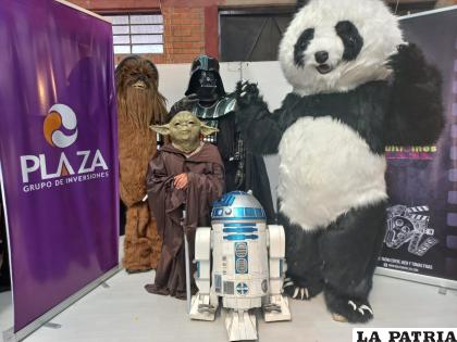 Personajes de Star Wars y la mascota del Multicines /LA PATRIA
