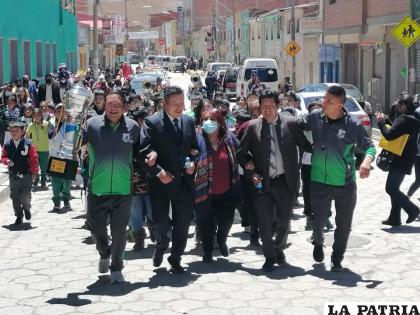 La muchachada del ??Eduardo Abaroa? celebró a lo grande la obtención del primer lugar /GAMH