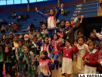 La fiesta fue de los niños en el acto de premiación /GAMH
