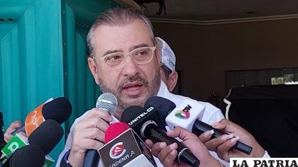 El presidente del Comité Cívico pro Santa Cruz, Rómulo Calvo, dialoga con los medios /RR.SS.