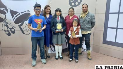 Parte del jurado calificador y la organizadora junto con los ganadores /Cortesía 