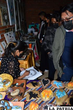 Los artistas también exponen otros trabajos en su stand de Expoteco /LA PATRIA 

