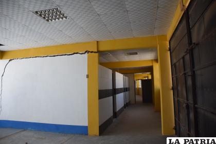 Se nota un hundimiento por las rajaduras en el interior de la gradería Oeste /LA PATRIA
