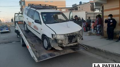 Remolcan el radiotaxi a un garaje del â€œverde olivoâ€ /LA PATRIA