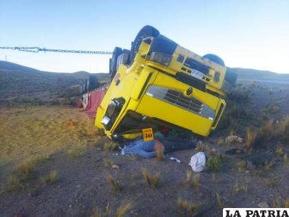 El conductor falleció tras el vuelco lateral /Policía
