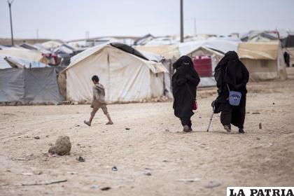 Mujeres caminan en el campamento de Al-Hol que alberga a unos 60.000 refugiados /AP