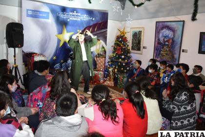 Niños orureños escribieron mensajes de solidaridad y los depositaron en un buzón /LA PATRIA