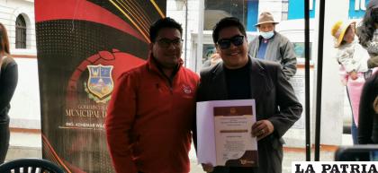 Luis Llusco recibe el reconocimiento /LA PATRIA  