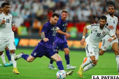 Lionel Messi con el balón fue artífice para el triunfo de la Albiceleste /yahoo.com
