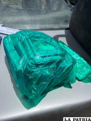 En el auto del GIOE encontraron 200 mil dólares falsos /Fiscalía
