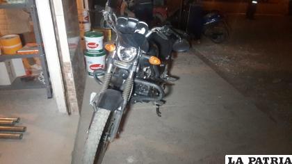 La motocicleta fue abandonada por el conductor /LA PATRIA
