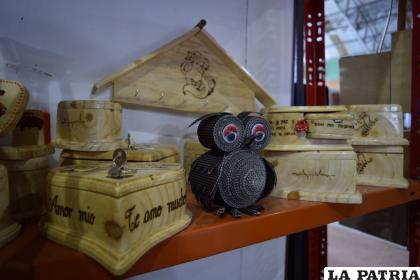 Los productos hechos en madera son los que más compran los visitantes /LA PATRIA 
