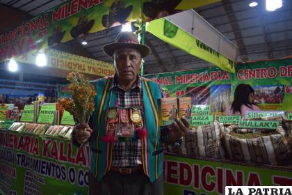 El médico tradicional, Avelino Paucar Pacheco, en su stand de Expoteco /LA PATRIA   
