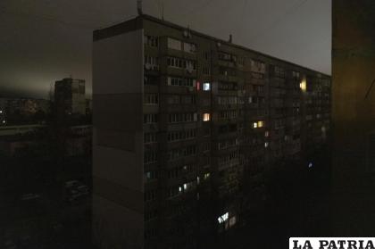 El misil y otros ataques provocaron también apagones en Ucrania /AP Foto /Andrew Kravchenko