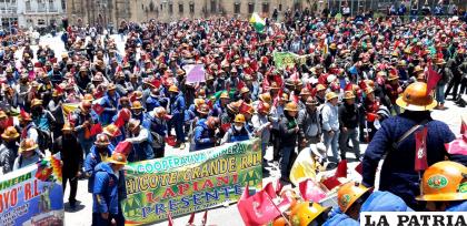 Miles de mineros cooperativistas de Oruro protestaron en la sede de Gobierno /LA PATRIA
