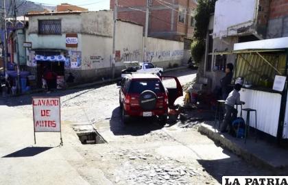 Imagen lavadero de auto en la calle La Paz FOTO /AMUN