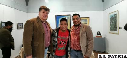 El dúo Tupay con uno de sus fans /LA PATRIA
