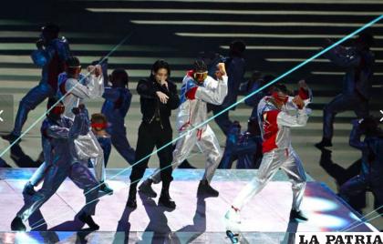 Actuación del cantante surcoreano Jung Kook durante la inauguración