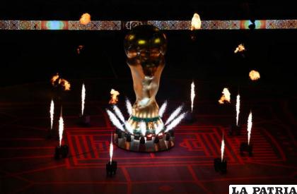 El trofeo de la Copa del Mundo a gran escala