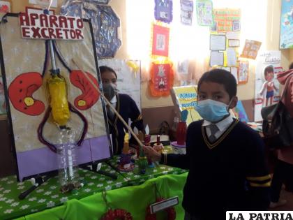 Los estudiantes expusieron trabajos con contenido aprendido en el año /UEOO